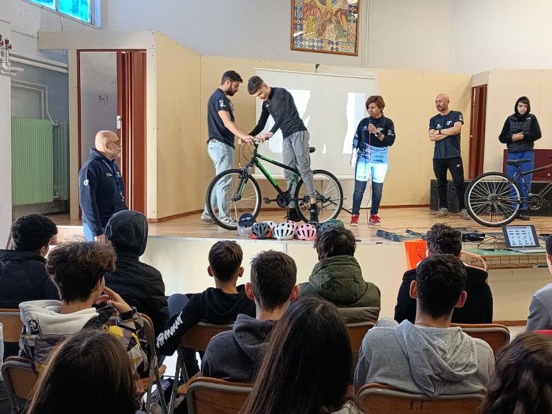 ΔΕΗ Tour of Hellas 2026: Ξεκίνησαν τα παράλληλα εκπαιδευτικά προγράμματα – 80 μαθητές στον Άλιμο έκαναν την αρχή με την Cycling Greece και το ΥΠΑΙΘΑ